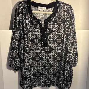 Black and White 3/4 Sleeve Relaxed Blouse